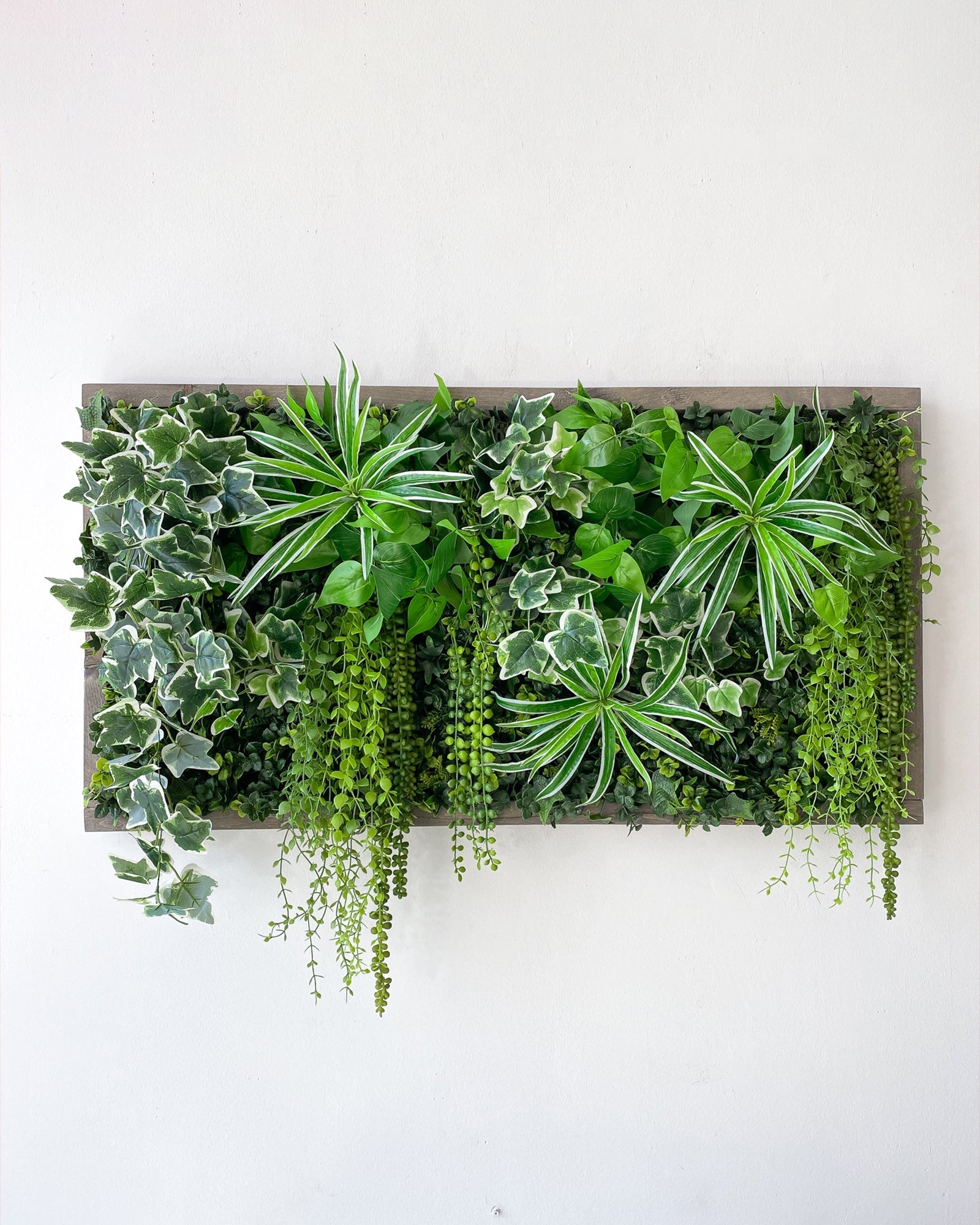 Plantframe/Pflanzenwand/Mooswand "BOGOTÁ" aus Realtouch Kunstpflanzen in Fichtenholzrahmen