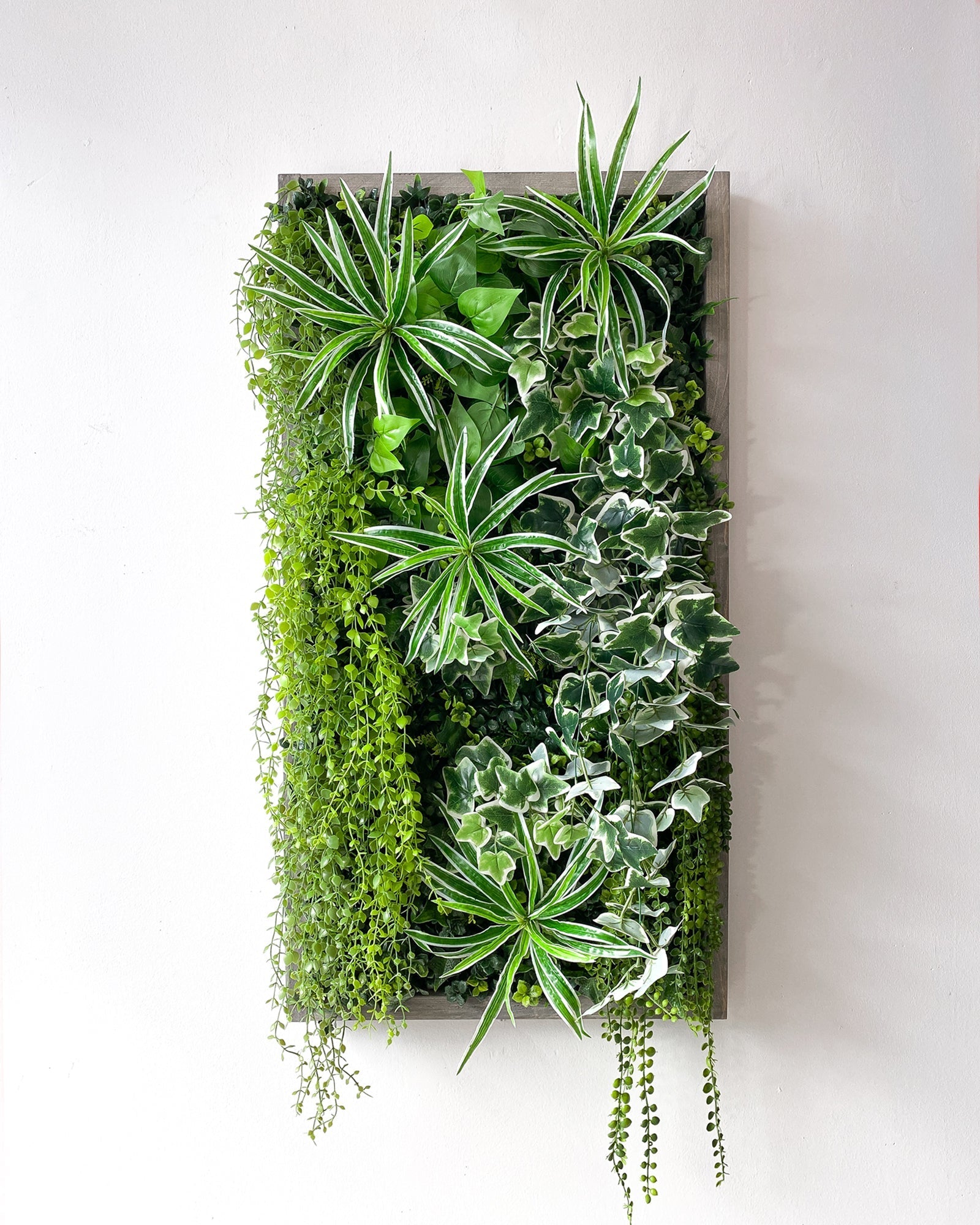 Plantframe/Pflanzenwand/Mooswand "BOGOTÁ" aus Realtouch Kunstpflanzen in Fichtenholzrahmen