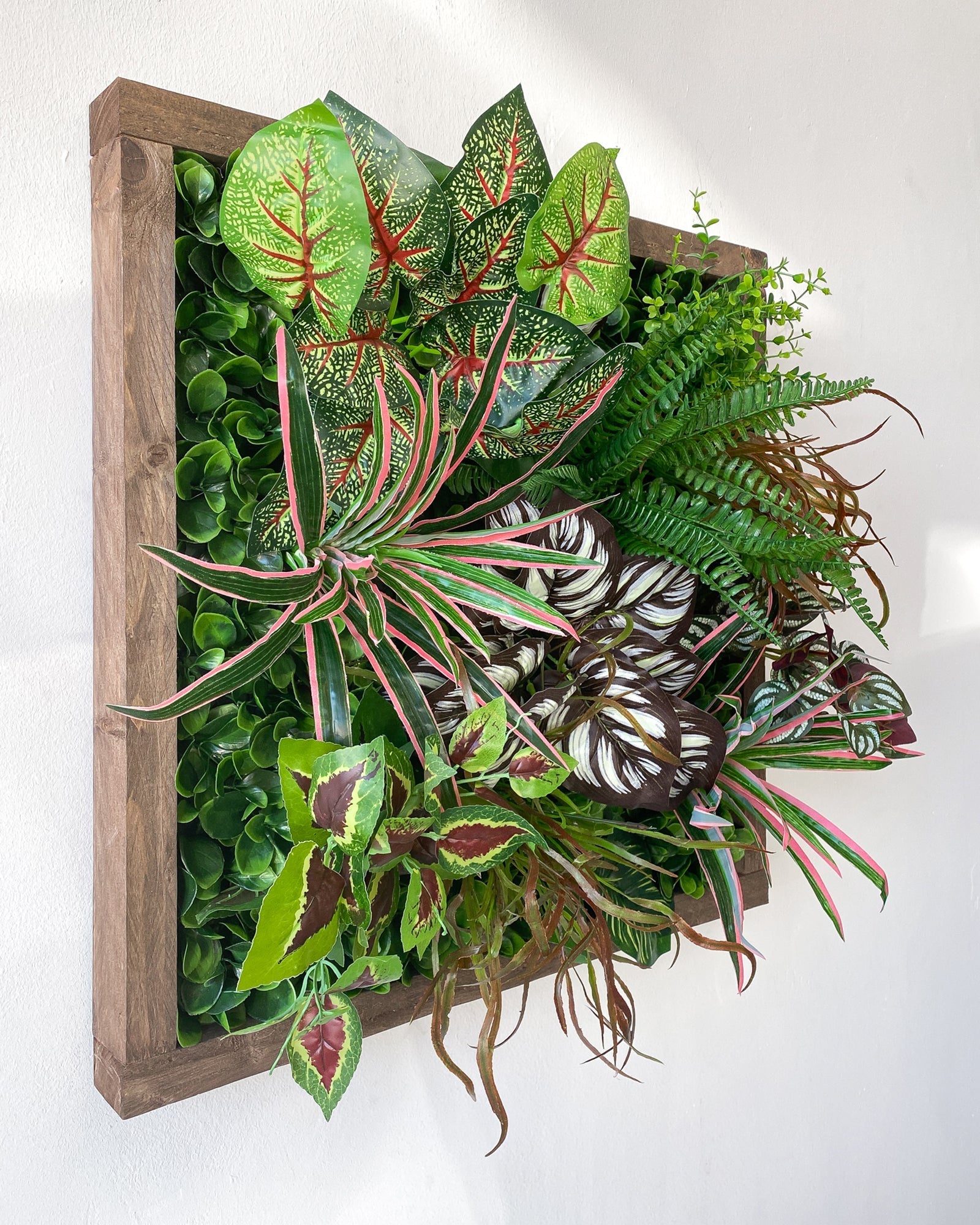 Plantframe/Pflanzenwand/Mooswand "SORNA" aus Realtouch Kunstpflanzen in Fichtenholzrahmen