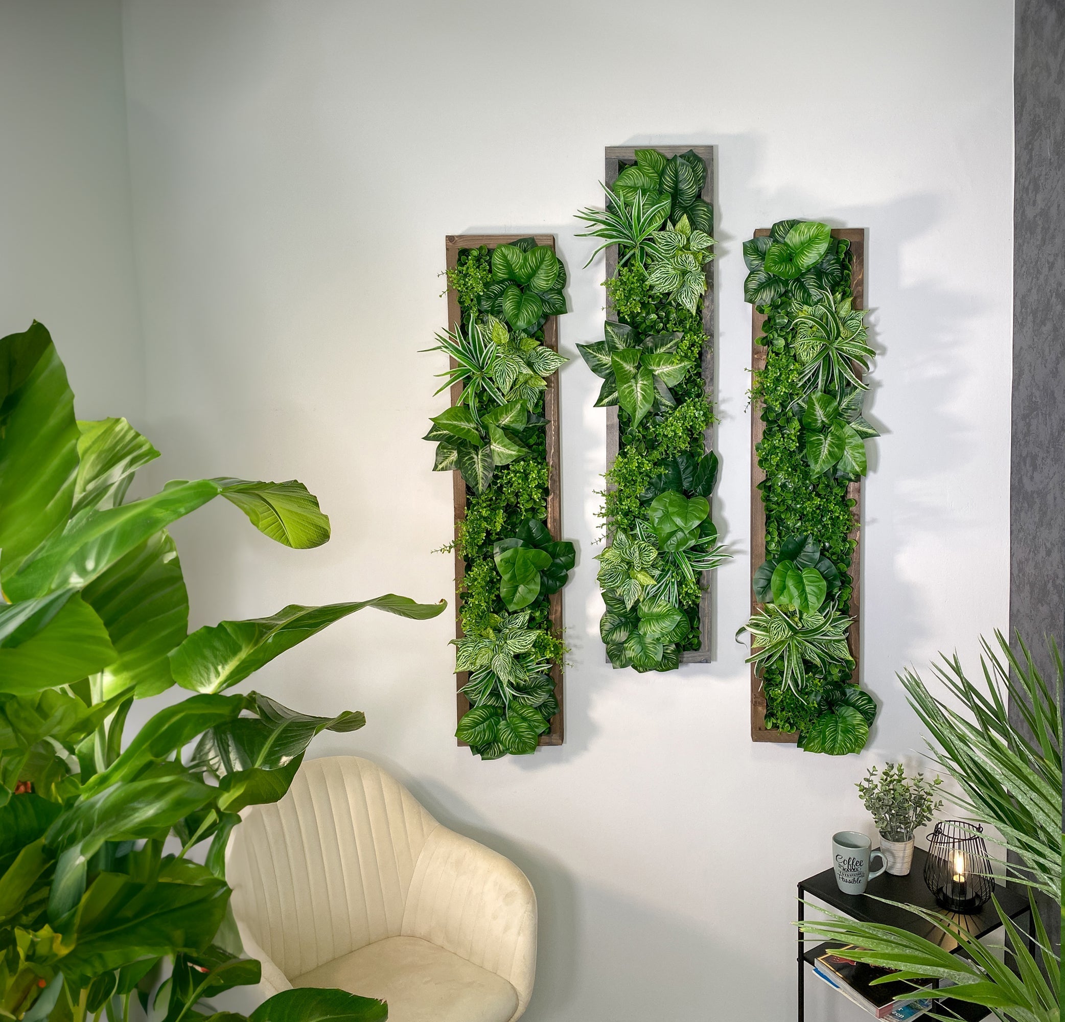 Plantframe/Pflanzenbild/Mooswand "SAMANA" aus Realtouch Kunstpflanzen im Dschungel Design in Fichtenholzrahmen