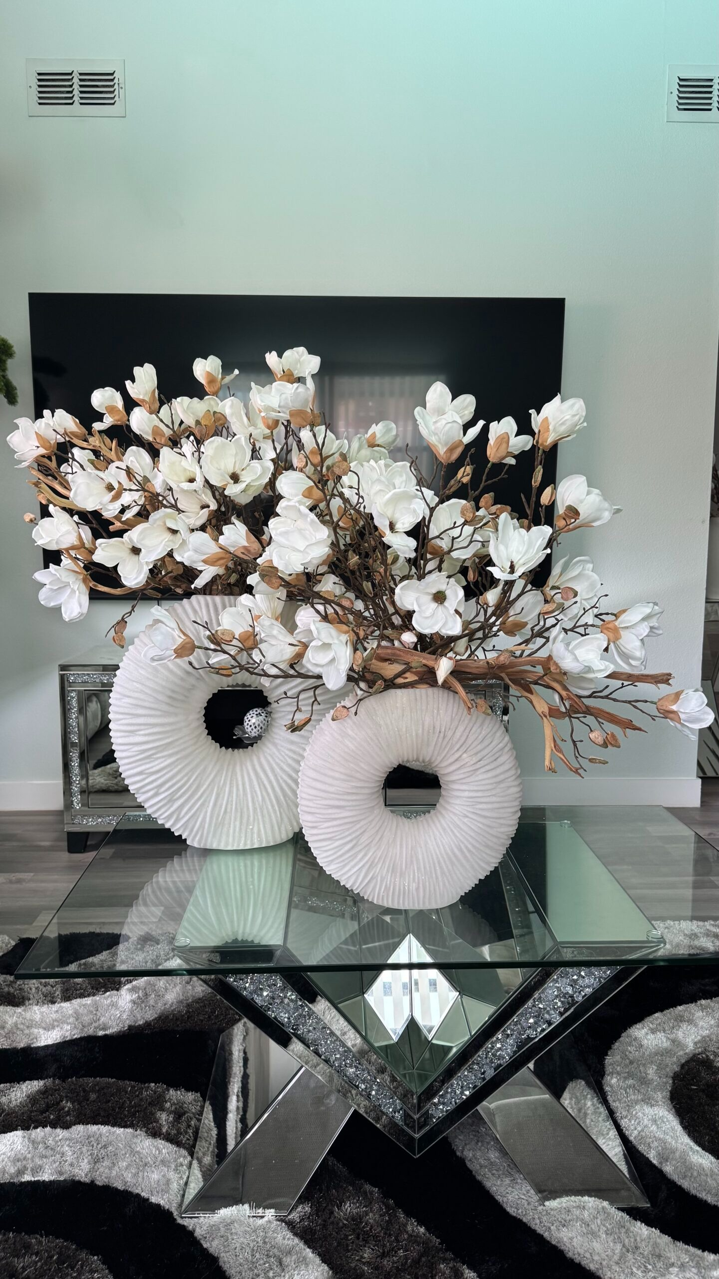 2-teiliges Set aus beigefarbenen Vasen mit Magnolien und Holz