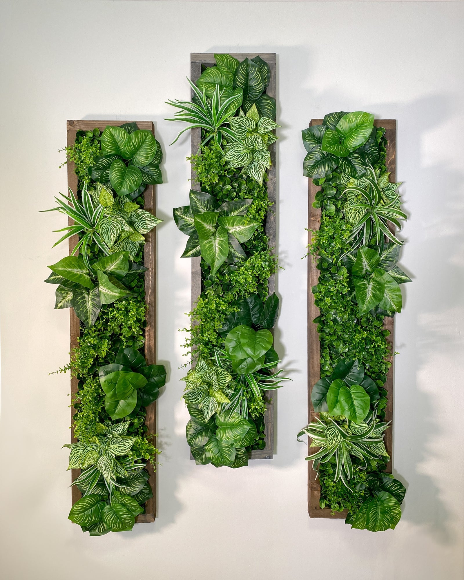 Plantframe/Pflanzenbild/Mooswand "SAMANA" aus Realtouch Kunstpflanzen im Dschungel Design in Fichtenholzrahmen
