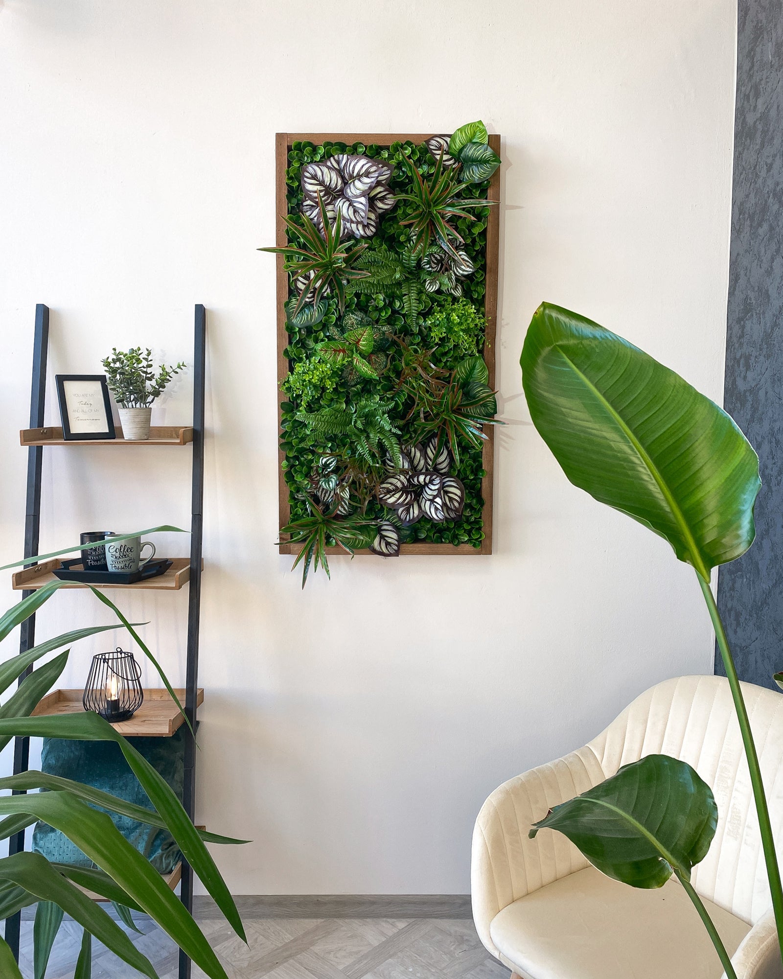 Plantframe/Pflanzenwand/Mooswand "SORNA" aus Realtouch Kunstpflanzen in Fichtenholzrahmen