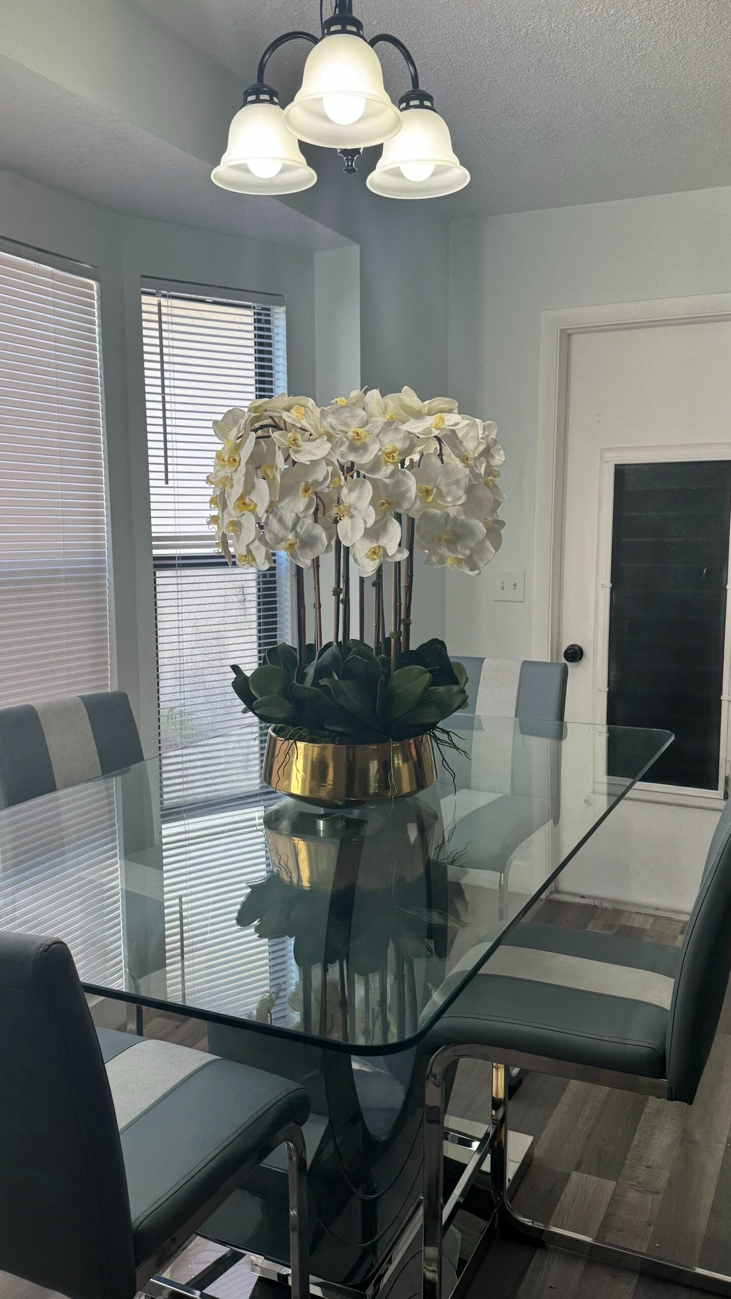 Luxuriöse Dekoration mit weißen Orchideen in einer goldenen Vase